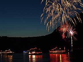Mittelrhein Lichter Rheinschifffahrt mit Feuerwerk